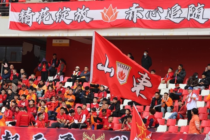 主場上萬名球迷的吶喊助威，給山東體彩女足征戰(zhàn)女超增添了能量與動力